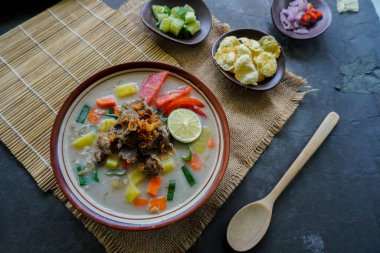 Soto Betawi, Hindistan cevizi sütü ve süt sosu, et, sakatat, havuç, patates, limon ve baharattan oluşan geleneksel bir jakarta yemeğidir..