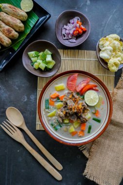 Soto Betawi, Hindistan cevizi sütü ve süt sosu, et, sakatat, havuç, patates, limon ve baharattan oluşan geleneksel bir jakarta yemeğidir..