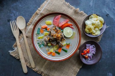 Soto Betawi, Hindistan cevizi sütü ve süt sosu, et, sakatat, havuç, patates, limon ve baharattan oluşan geleneksel bir jakarta yemeğidir..