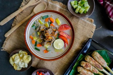 Soto Betawi, Hindistan cevizi sütü ve süt sosu, et, sakatat, havuç, patates, limon ve baharattan oluşan geleneksel bir jakarta yemeğidir..