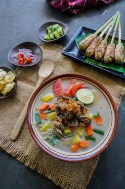 Soto Betawi, Hindistan cevizi sütü ve süt sosu, et, sakatat, havuç, patates, limon ve baharattan oluşan geleneksel bir jakarta yemeğidir..