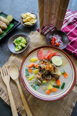 Soto Betawi, Hindistan cevizi sütü ve süt sosu, et, sakatat, havuç, patates, limon ve baharattan oluşan geleneksel bir jakarta yemeğidir..