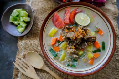 Soto Betawi, Hindistan cevizi sütü ve süt sosu, et, sakatat, havuç, patates, limon ve baharattan oluşan geleneksel bir jakarta yemeğidir..