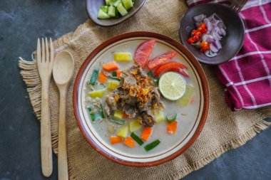 Soto Betawi, Hindistan cevizi sütü ve süt sosu, et, sakatat, havuç, patates, limon ve baharattan oluşan geleneksel bir jakarta yemeğidir..