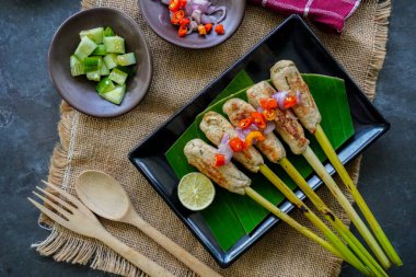 Endonezya, Bali 'den gelen lilit ya da satay lilit yiyecekler. Doyma balık, tavuk, sığır eti rendelenmiş hindistan cevizi ve limon otuna sarılmış hindistan cevizi sütüyle karıştırılabilir.