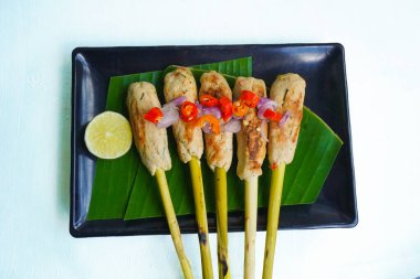 Endonezya, Bali 'den gelen lilit ya da satay lilit yiyecekler. Doyma balık, tavuk, sığır eti rendelenmiş hindistan cevizi ve limon otuna sarılmış hindistan cevizi sütüyle karıştırılabilir.