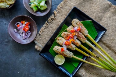 Endonezya, Bali 'den gelen lilit ya da satay lilit yiyecekler. Doyma balık, tavuk, sığır eti rendelenmiş hindistan cevizi ve limon otuna sarılmış hindistan cevizi sütüyle karıştırılabilir.