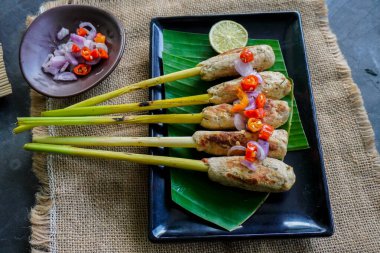 Endonezya, Bali 'den gelen lilit ya da satay lilit yiyecekler. Doyma balık, tavuk, sığır eti rendelenmiş hindistan cevizi ve limon otuna sarılmış hindistan cevizi sütüyle karıştırılabilir.