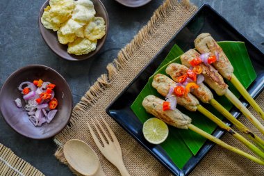 Endonezya, Bali 'den gelen lilit ya da satay lilit yiyecekler. Doyma balık, tavuk, sığır eti rendelenmiş hindistan cevizi ve limon otuna sarılmış hindistan cevizi sütüyle karıştırılabilir.