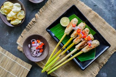 Endonezya, Bali 'den gelen lilit ya da satay lilit yiyecekler. Doyma balık, tavuk, sığır eti rendelenmiş hindistan cevizi ve limon otuna sarılmış hindistan cevizi sütüyle karıştırılabilir.