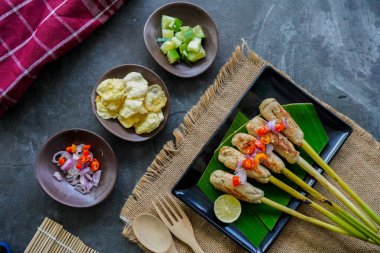 Endonezya, Bali 'den gelen lilit ya da satay lilit yiyecekler. Doyma balık, tavuk, sığır eti rendelenmiş hindistan cevizi ve limon otuna sarılmış hindistan cevizi sütüyle karıştırılabilir.