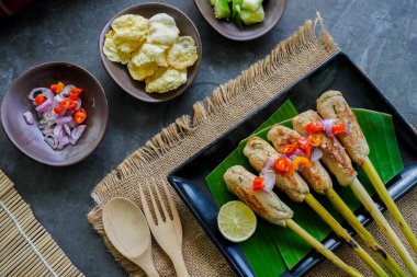 Endonezya, Bali 'den gelen lilit ya da satay lilit yiyecekler. Doyma balık, tavuk, sığır eti rendelenmiş hindistan cevizi ve limon otuna sarılmış hindistan cevizi sütüyle karıştırılabilir.