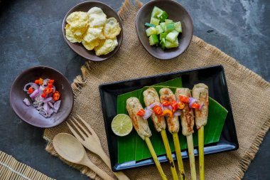 Endonezya, Bali 'den gelen lilit ya da satay lilit yiyecekler. Doyma balık, tavuk, sığır eti rendelenmiş hindistan cevizi ve limon otuna sarılmış hindistan cevizi sütüyle karıştırılabilir.