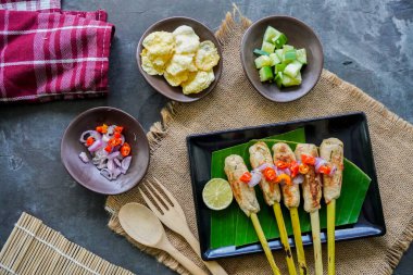 Endonezya, Bali 'den gelen lilit ya da satay lilit yiyecekler. Doyma balık, tavuk, sığır eti rendelenmiş hindistan cevizi ve limon otuna sarılmış hindistan cevizi sütüyle karıştırılabilir.