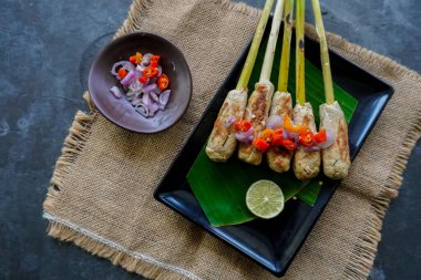 Endonezya, Bali 'den gelen lilit ya da satay lilit yiyecekler. Doyma balık, tavuk, sığır eti rendelenmiş hindistan cevizi ve limon otuna sarılmış hindistan cevizi sütüyle karıştırılabilir.