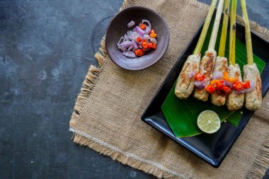 Endonezya, Bali 'den gelen lilit ya da satay lilit yiyecekler. Doyma balık, tavuk, sığır eti rendelenmiş hindistan cevizi ve limon otuna sarılmış hindistan cevizi sütüyle karıştırılabilir.