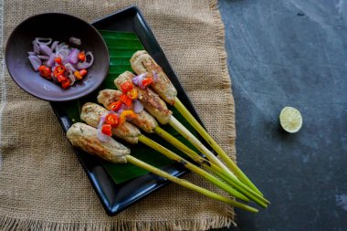 Endonezya, Bali 'den gelen lilit ya da satay lilit yiyecekler. Doyma balık, tavuk, sığır eti rendelenmiş hindistan cevizi ve limon otuna sarılmış hindistan cevizi sütüyle karıştırılabilir.
