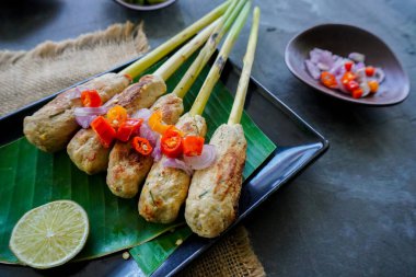 Endonezya, Bali 'den gelen lilit ya da satay lilit yiyecekler. Doyma balık, tavuk, sığır eti rendelenmiş hindistan cevizi ve limon otuna sarılmış hindistan cevizi sütüyle karıştırılabilir.