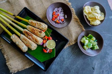 Endonezya, Bali 'den gelen lilit ya da satay lilit yiyecekler. Doyma balık, tavuk, sığır eti rendelenmiş hindistan cevizi ve limon otuna sarılmış hindistan cevizi sütüyle karıştırılabilir.