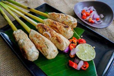 Endonezya, Bali 'den gelen lilit ya da satay lilit yiyecekler. Doyma balık, tavuk, sığır eti rendelenmiş hindistan cevizi ve limon otuna sarılmış hindistan cevizi sütüyle karıştırılabilir.