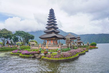 Pura Ulun Danu Bratan, Endonezya 'nın Bali kentindeki büyük bir su tapınağı ve tapınağıdır..