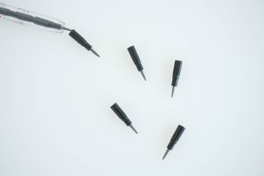 İzole edilmiş beyaz arkaplan üzerine değiştirilebilir ipuçları içeren mekanik tuğla kalemi kapat