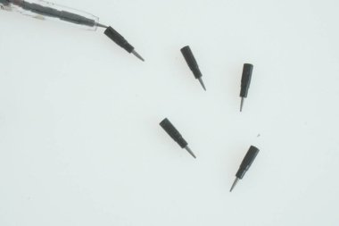 İzole edilmiş beyaz arkaplan üzerine değiştirilebilir ipuçları içeren mekanik tuğla kalemi kapat