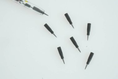 İzole edilmiş beyaz arkaplan üzerine değiştirilebilir ipuçları içeren mekanik tuğla kalemi kapat