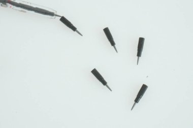 İzole edilmiş beyaz arkaplan üzerine değiştirilebilir ipuçları içeren mekanik tuğla kalemi kapat