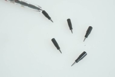 İzole edilmiş beyaz arkaplan üzerine değiştirilebilir ipuçları içeren mekanik tuğla kalemi kapat