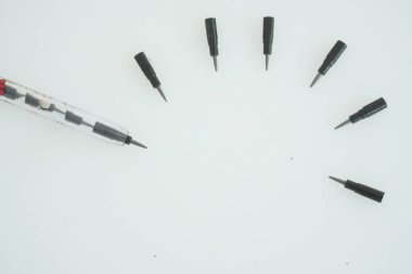 İzole edilmiş beyaz arkaplan üzerine değiştirilebilir ipuçları içeren mekanik tuğla kalemi kapat