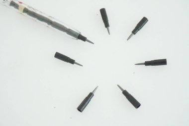 İzole edilmiş beyaz arkaplan üzerine değiştirilebilir ipuçları içeren mekanik tuğla kalemi kapat