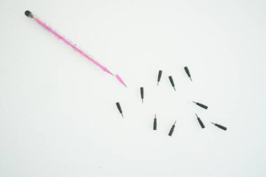 İzole edilmiş beyaz arkaplan üzerine değiştirilebilir ipuçları içeren mekanik tuğla kalemi kapat