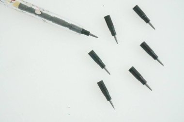 İzole edilmiş beyaz arkaplan üzerine değiştirilebilir ipuçları içeren mekanik tuğla kalemi kapat