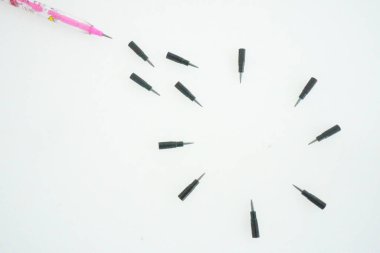 İzole edilmiş beyaz arkaplan üzerine değiştirilebilir ipuçları içeren mekanik tuğla kalemi kapat