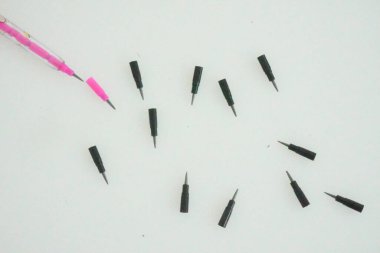 İzole edilmiş beyaz arkaplan üzerine değiştirilebilir ipuçları içeren mekanik tuğla kalemi kapat