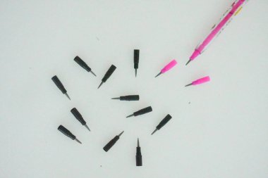 İzole edilmiş beyaz arkaplan üzerine değiştirilebilir ipuçları içeren mekanik tuğla kalemi kapat