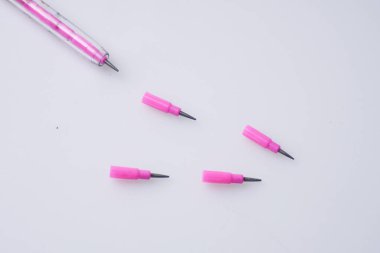 İzole edilmiş beyaz arkaplan üzerine değiştirilebilir ipuçları içeren mekanik tuğla kalemi kapat