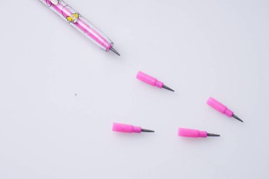 İzole edilmiş beyaz arkaplan üzerine değiştirilebilir ipuçları içeren mekanik tuğla kalemi kapat