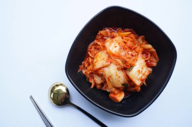 Kimchi Güney Kore 'den gelen geleneksel mayalanmış bir yemektir. Kırmızı biber, gochugaru, sarımsak, zencefil vs. ile baharatlı Çin lahanası turşusu yapılır..