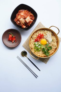 Ramyeon ya da Ramyun, Kore eriştesi, baharatlı, yumurta sarısı, kırmızı biber, mantar ve kimchi soslu Kore eriştesidir. Kore usulü hizmet veriyor.