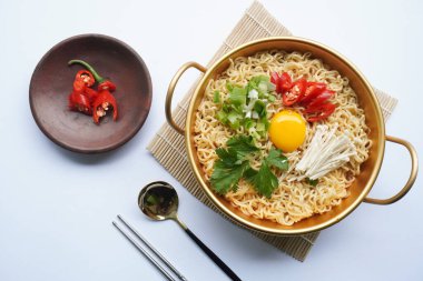 Ramyeon ya da Ramyun, Kore eriştesi, baharatlı, yumurta sarısı, kırmızı biber, mantar ve kimchi soslu Kore eriştesidir. Kore usulü hizmet veriyor.