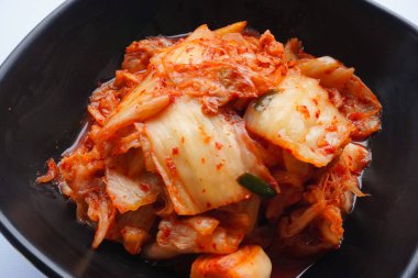 Kimchi Güney Kore 'den gelen geleneksel mayalanmış bir yemektir. Kırmızı biber, gochugaru, sarımsak, zencefil vs. ile baharatlı Çin lahanası turşusu yapılır..