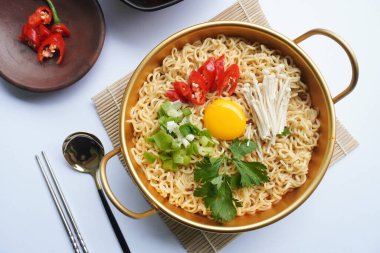 Ramyeon ya da Ramyun, Kore eriştesi, baharatlı, yumurta sarısı, kırmızı biber, mantar ve kimchi soslu Kore eriştesidir. Kore usulü hizmet veriyor.