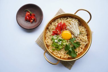 Ramyeon ya da Ramyun, Kore eriştesi, baharatlı, yumurta sarısı, kırmızı biber, mantar ve kimchi soslu Kore eriştesidir. Kore usulü hizmet veriyor.