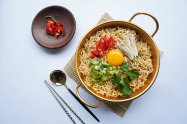 Ramyeon ya da Ramyun, Kore eriştesi, baharatlı, yumurta sarısı, kırmızı biber, mantar ve kimchi soslu Kore eriştesidir. Kore usulü hizmet veriyor.
