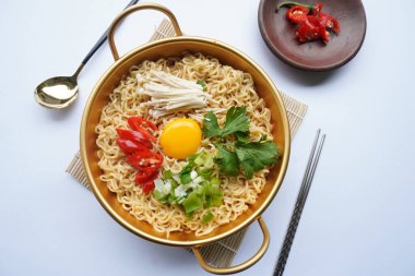 Ramyeon ya da Ramyun, Kore eriştesi, baharatlı, yumurta sarısı, kırmızı biber, mantar ve kimchi soslu Kore eriştesidir. Kore usulü hizmet veriyor.