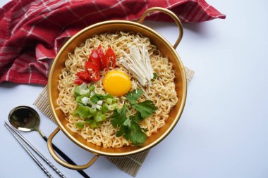 Ramyeon ya da Ramyun, Kore eriştesi, baharatlı, yumurta sarısı, kırmızı biber, mantar ve kimchi soslu Kore eriştesidir. Kore usulü hizmet veriyor.