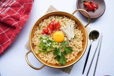Ramyeon ya da Ramyun, Kore eriştesi, baharatlı, yumurta sarısı, kırmızı biber, mantar ve kimchi soslu Kore eriştesidir. Kore usulü hizmet veriyor.