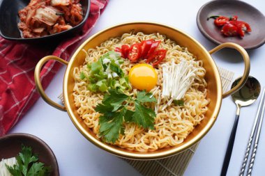 Ramyeon ya da Ramyun, Kore eriştesi, baharatlı, yumurta sarısı, kırmızı biber, mantar ve kimchi soslu Kore eriştesidir. Kore usulü hizmet veriyor.